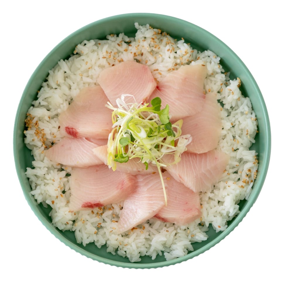 A Pisces sushi bowl with sliced fish, rice, sesame seeds, and green onions.